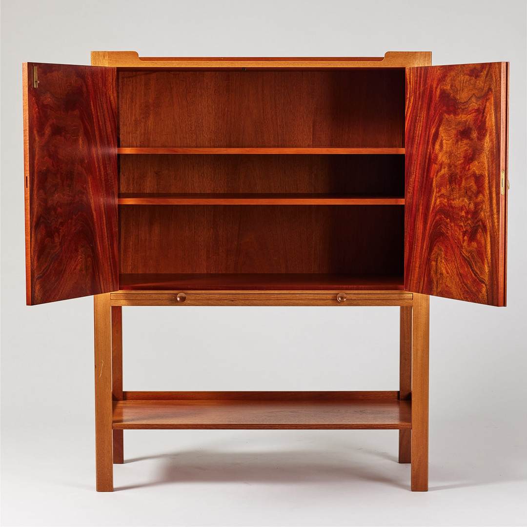 JOSEF FRANK. Skåp, Svenskt Tenn, modellnummer 2135, formgivet omkring 1950, mahogny.
