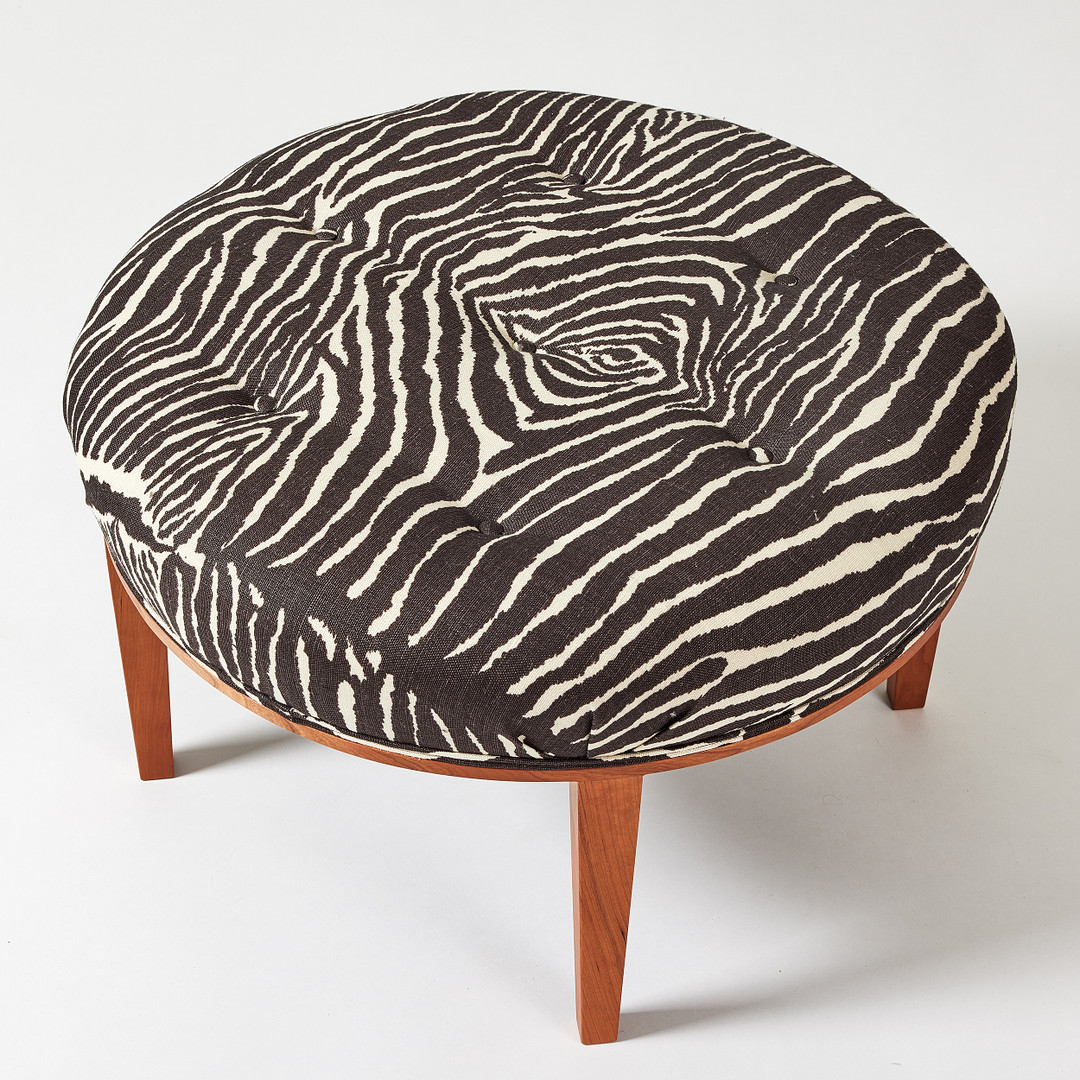 JOSEF FRANK. Pall, Svenskt Tenn, modellnummer 647, formgiven 1936, ben i valnöt, djuphäftad sits klädd i tyg.