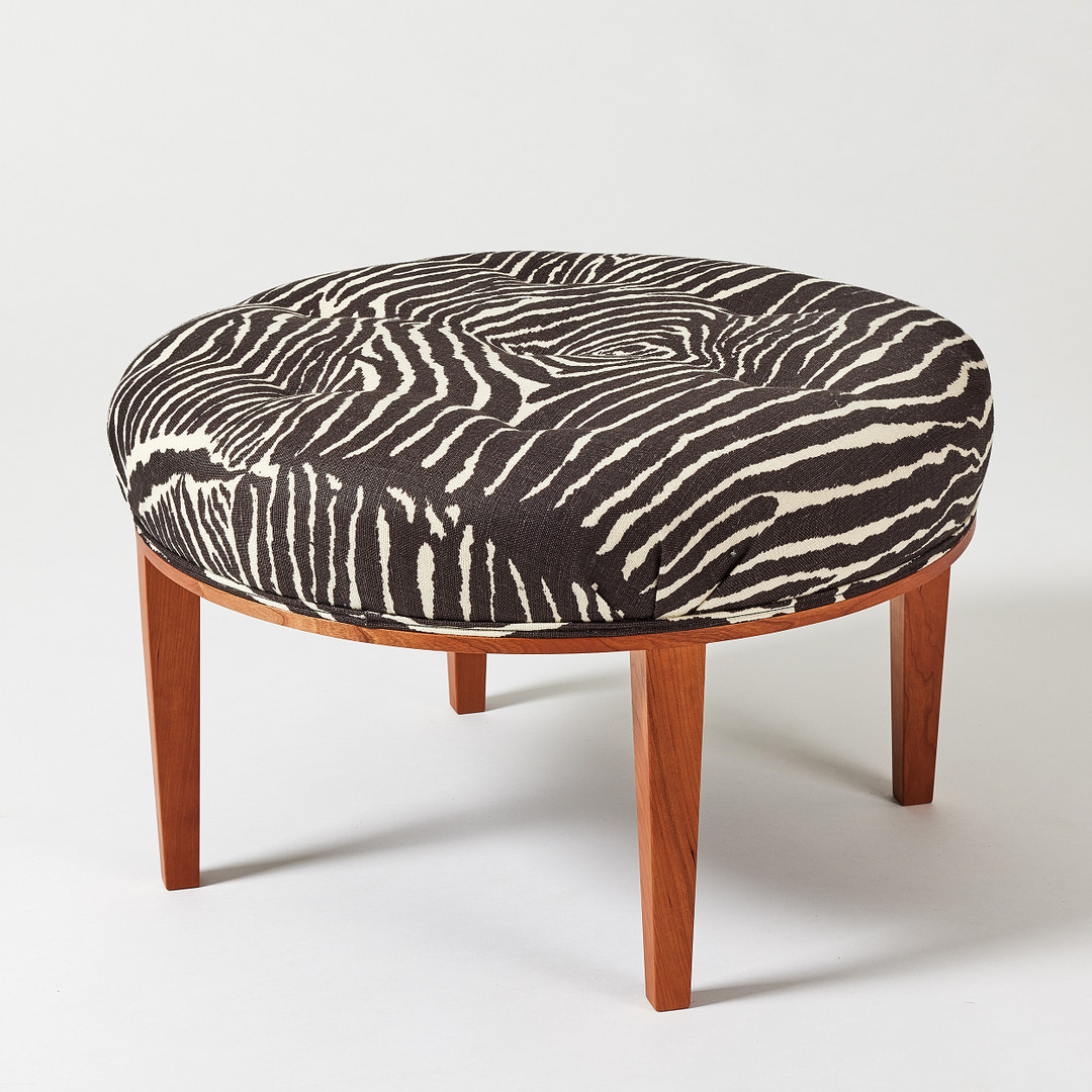 JOSEF FRANK. Pall, Svenskt Tenn, modellnummer 647, formgiven 1936, ben i valnöt, djuphäftad sits klädd i tyg.
