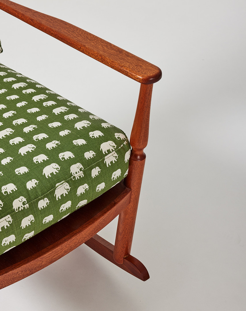 JOSEF FRANK. Gungstol, Svenskt Tenn, mahogny, modellnummer 2006, lösa sitt och ryggkuddar klädd i Elefanttyget i grönt.