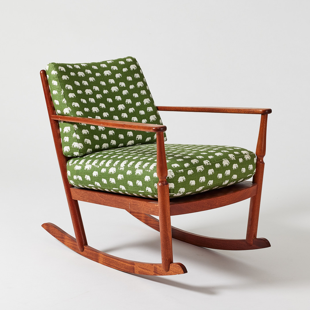 JOSEF FRANK. Gungstol, Svenskt Tenn, mahogny, modellnummer 2006, lösa sitt och ryggkuddar klädd i Elefanttyget i grönt.