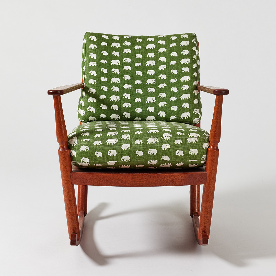 JOSEF FRANK. Gungstol, Svenskt Tenn, mahogny, modellnummer 2006, lösa sitt och ryggkuddar klädd i Elefanttyget i grönt.