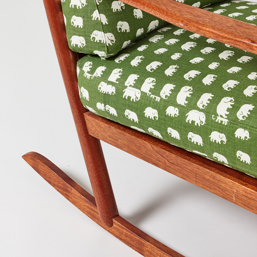 JOSEF FRANK. Gungstol, Svenskt Tenn, mahogny, modellnummer 2006, lösa sitt och ryggkuddar klädd i Elefanttyget i grönt.