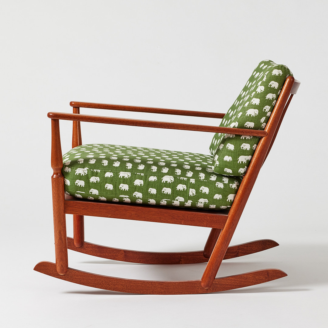 JOSEF FRANK. Gungstol, Svenskt Tenn, mahogny, modellnummer 2006, lösa sitt och ryggkuddar klädd i Elefanttyget i grönt.