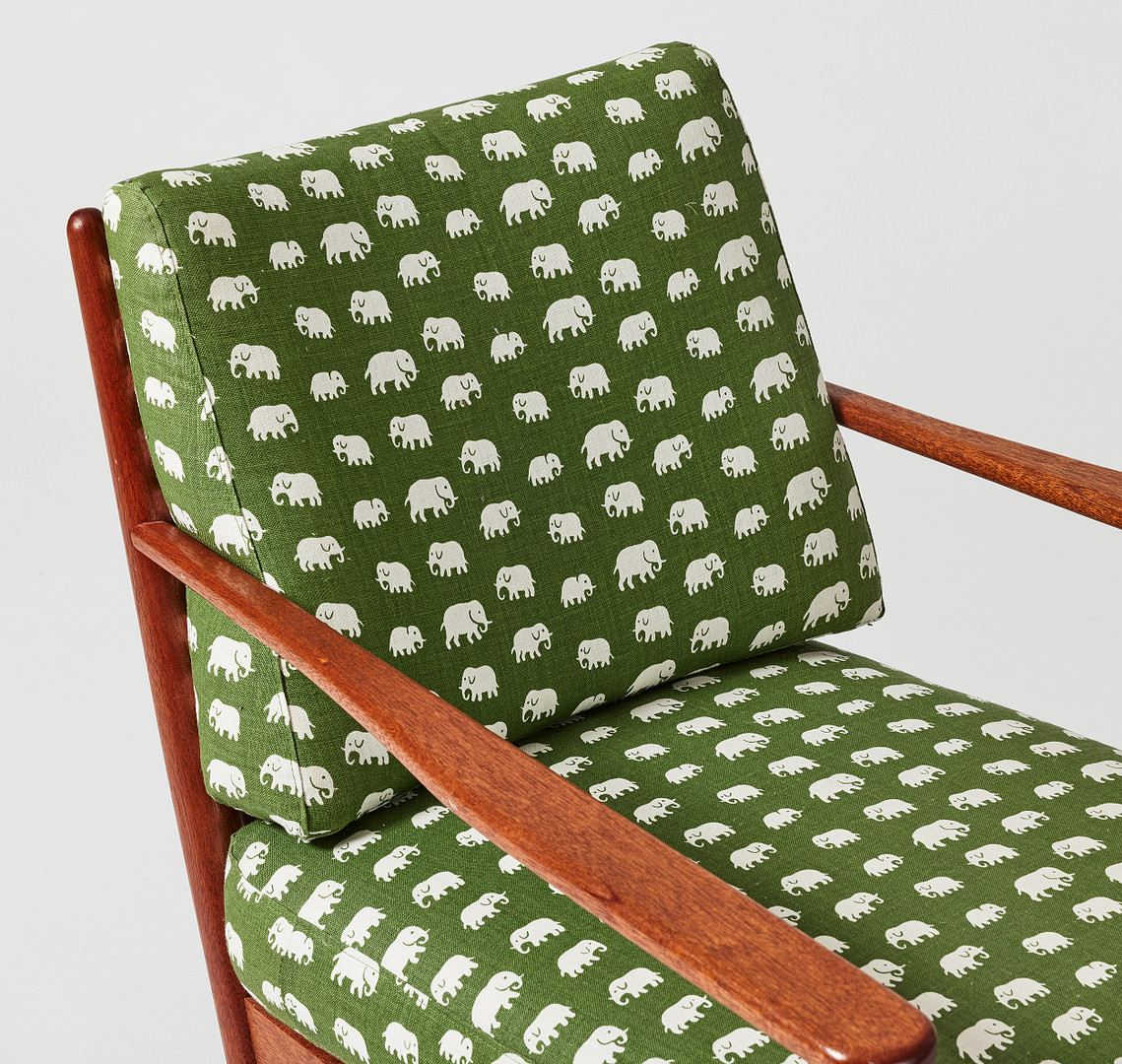 JOSEF FRANK. Gungstol, Svenskt Tenn, mahogny, modellnummer 2006, lösa sitt och ryggkuddar klädd i Elefanttyget i grönt.