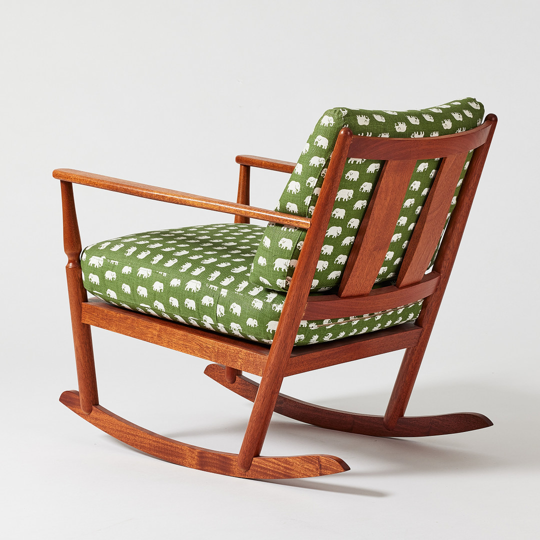 JOSEF FRANK. Gungstol, Svenskt Tenn, mahogny, modellnummer 2006, lösa sitt och ryggkuddar klädd i Elefanttyget i grönt.
