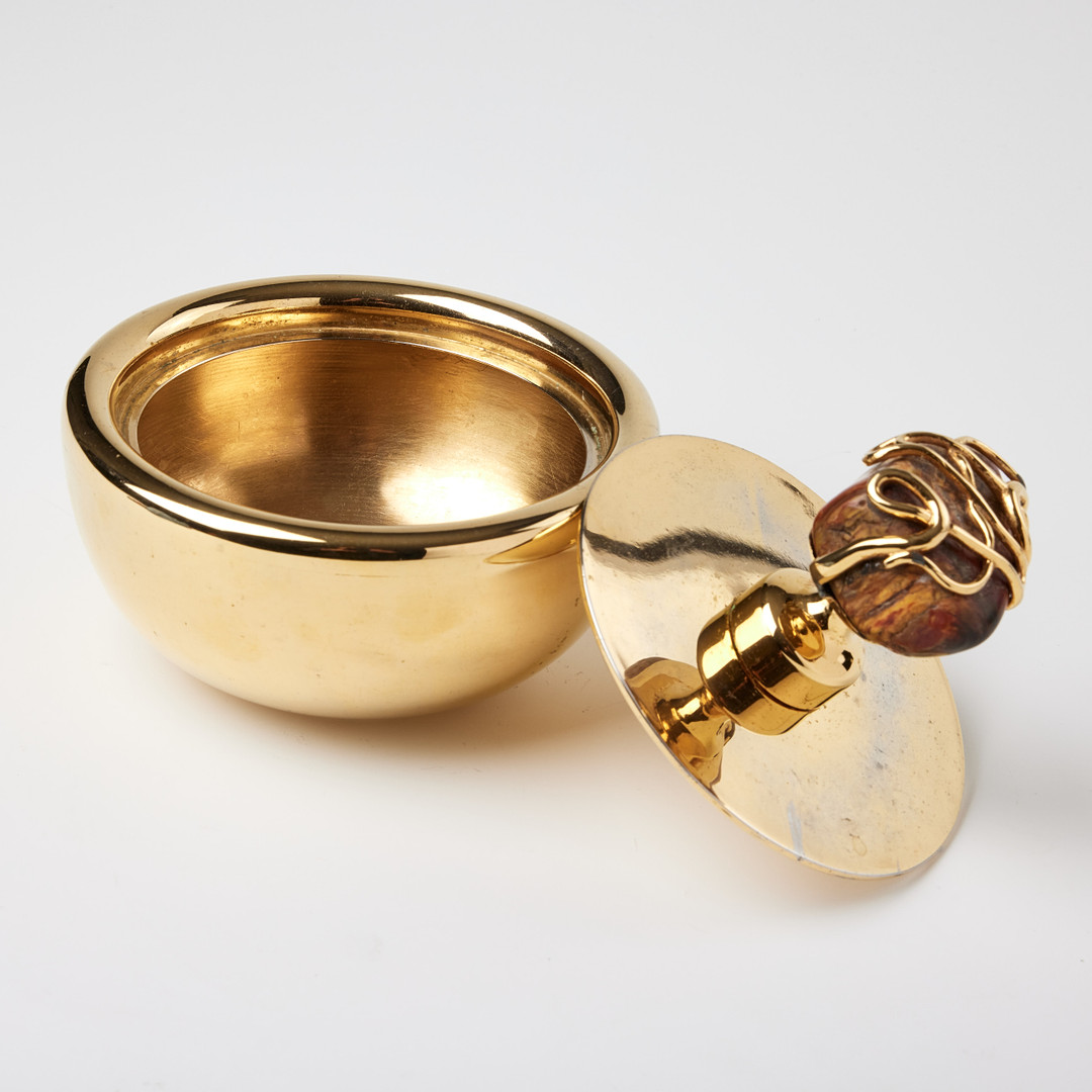 JOSEF FRANK OCH ESTRID ERICSON. Burk med lock, Firma Svenskt Tenn. modellnummer 2599, förgylld metall, lockknopp i slipad sten och mässing.