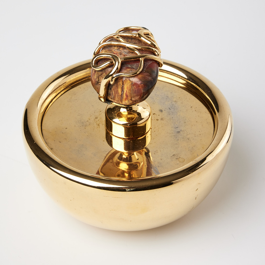 JOSEF FRANK OCH ESTRID ERICSON. Burk med lock, Firma Svenskt Tenn. modellnummer 2599, förgylld metall, lockknopp i slipad sten och mässing.