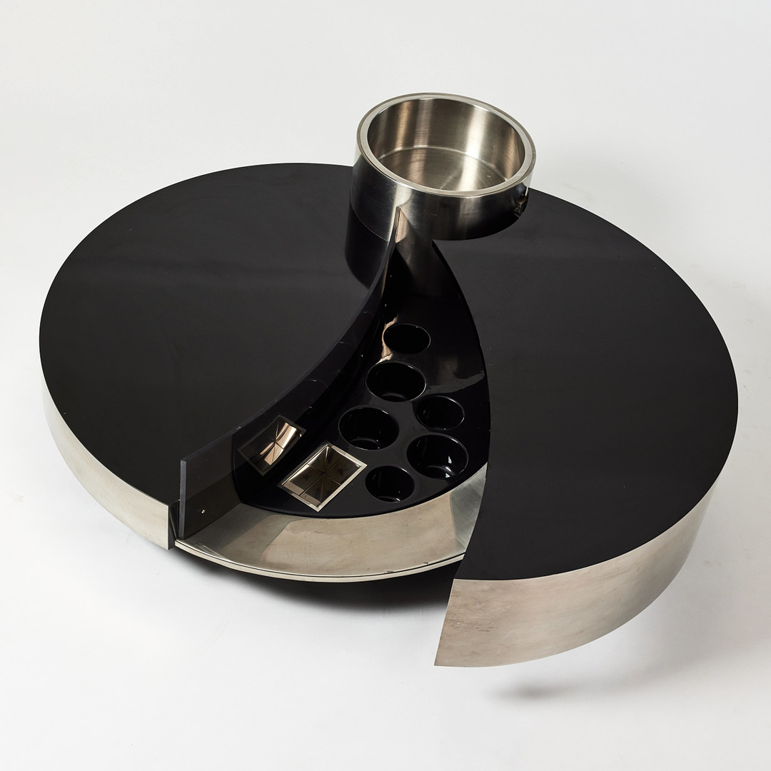MASSIMO PAPIRI. Soffbord, Mario Sabot, Italien 1970-tal, kromad metall och svart plexiglas, fotställning i svartlackerat trä, öppningsbar, invändigt fack för flaskor samt belysning.