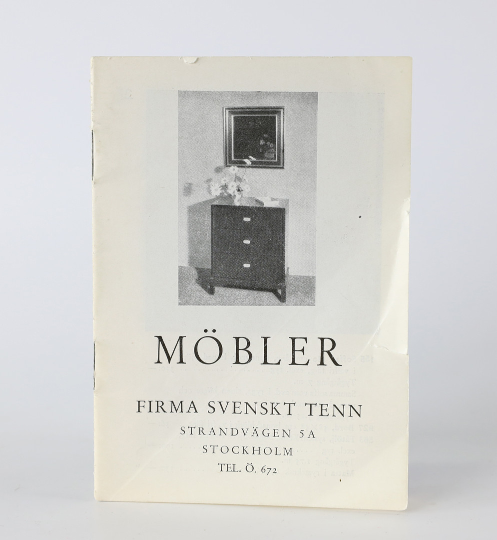 UNO ÅHRÉN. Byrå, Firma Svensk Tenn, Stockholm omkring 1930, svartlackerad, draghandtag i tenn och mässing, lös metallbricka.