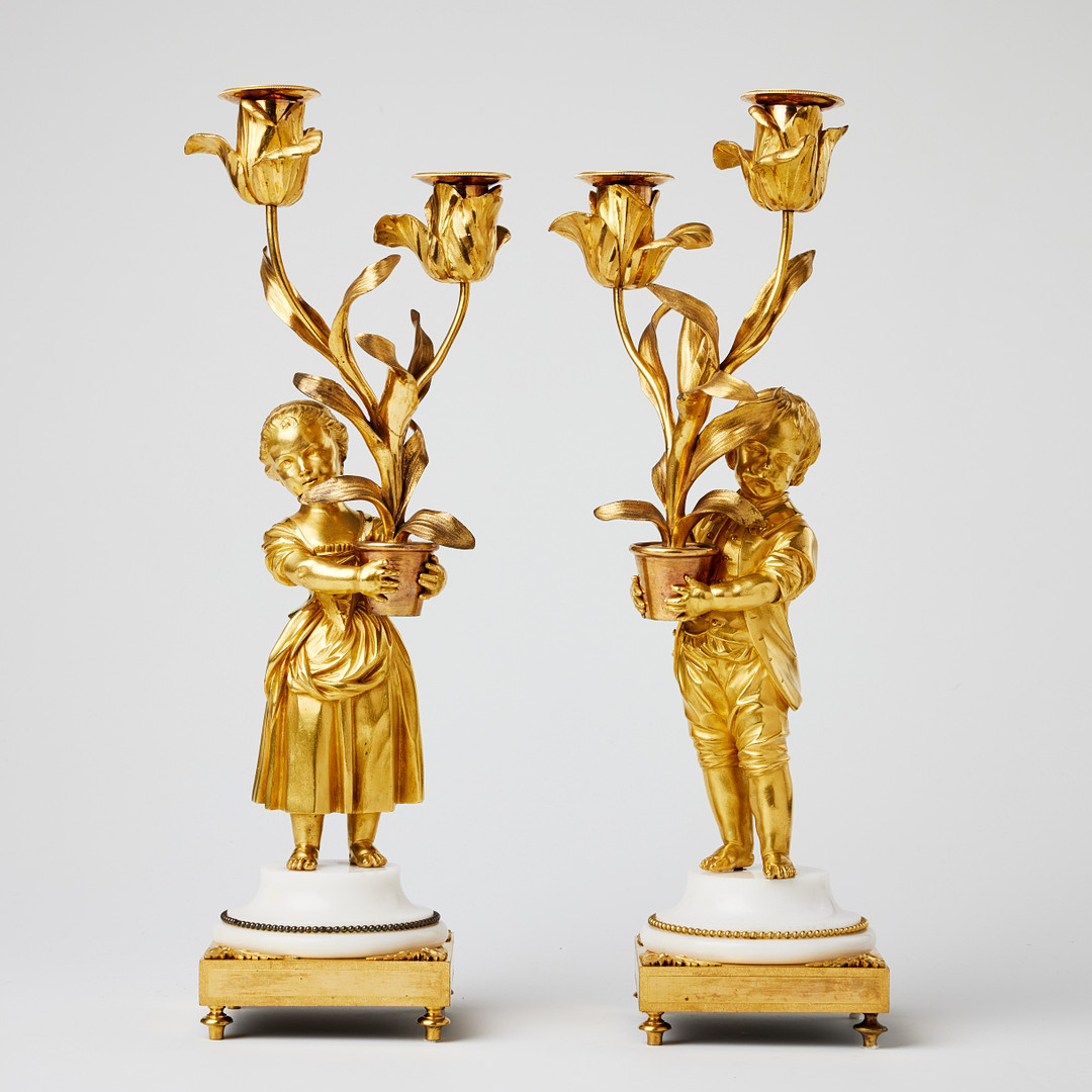 KANDELABRAR, ett par, högklassiga arbeten i Louis XVI, 1700-talets andra hälft, parställda, matterad och polerad brännförgylld brons.