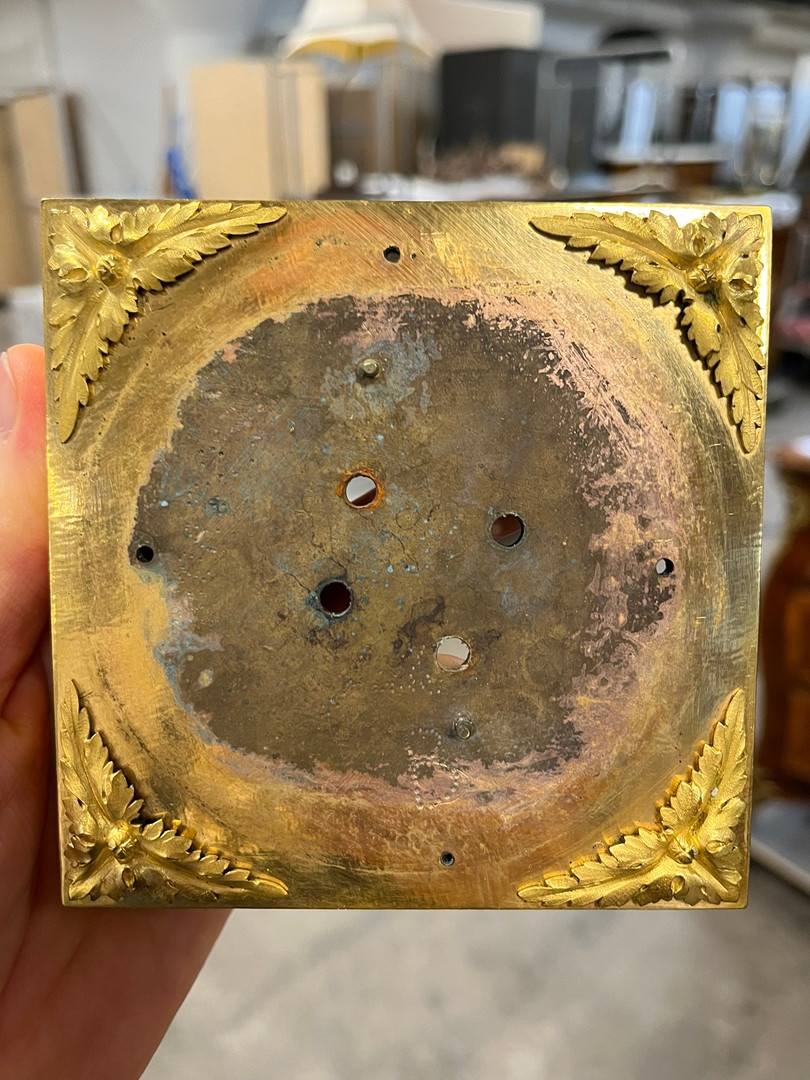 KANDELABRAR, ett par, högklassiga arbeten i Louis XVI, 1700-talets andra hälft, parställda, matterad och polerad brännförgylld brons.