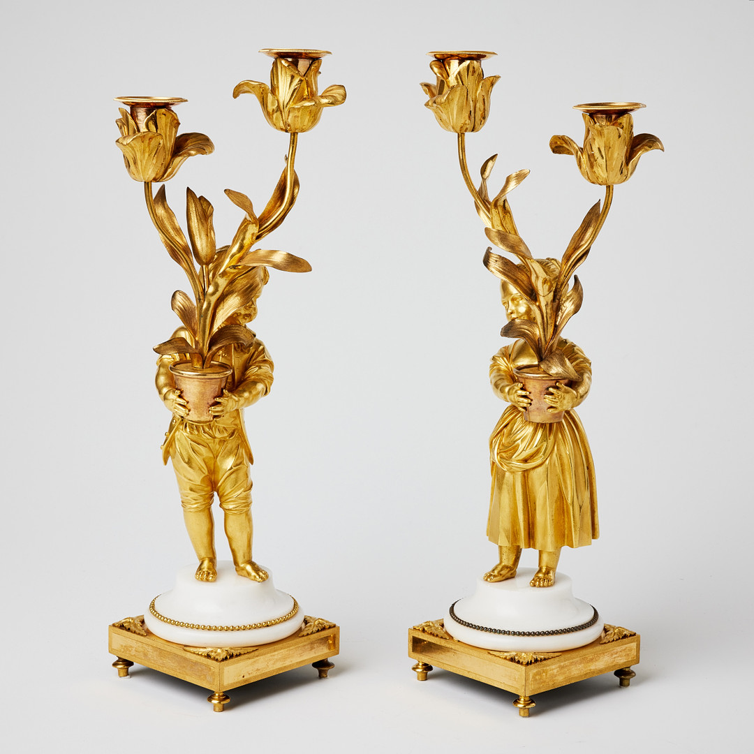 KANDELABRAR, ett par, högklassiga arbeten i Louis XVI, 1700-talets andra hälft, parställda, matterad och polerad brännförgylld brons.