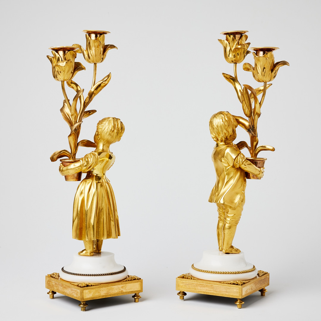 KANDELABRAR, ett par, högklassiga arbeten i Louis XVI, 1700-talets andra hälft, parställda, matterad och polerad brännförgylld brons.