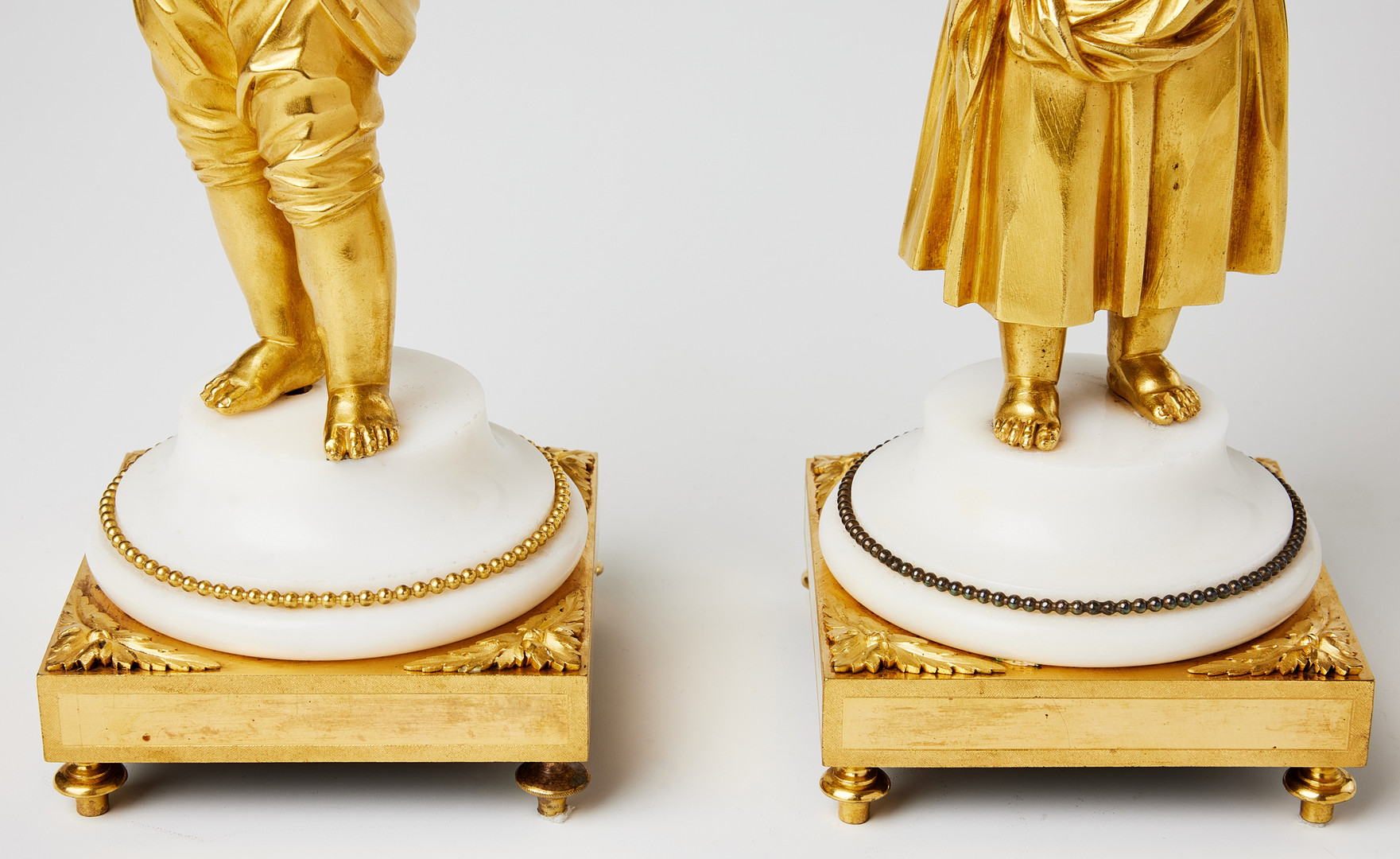KANDELABRAR, ett par, högklassiga arbeten i Louis XVI, 1700-talets andra hälft, parställda, matterad och polerad brännförgylld brons.