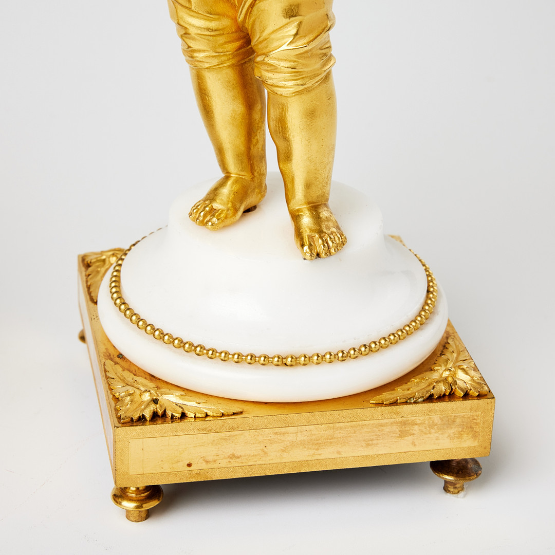 KANDELABRAR, ett par, högklassiga arbeten i Louis XVI, 1700-talets andra hälft, parställda, matterad och polerad brännförgylld brons.