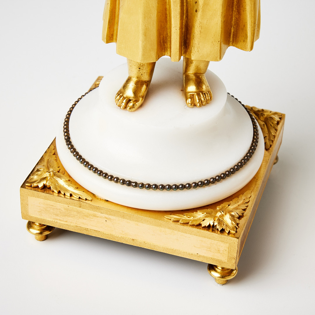 KANDELABRAR, ett par, högklassiga arbeten i Louis XVI, 1700-talets andra hälft, parställda, matterad och polerad brännförgylld brons.