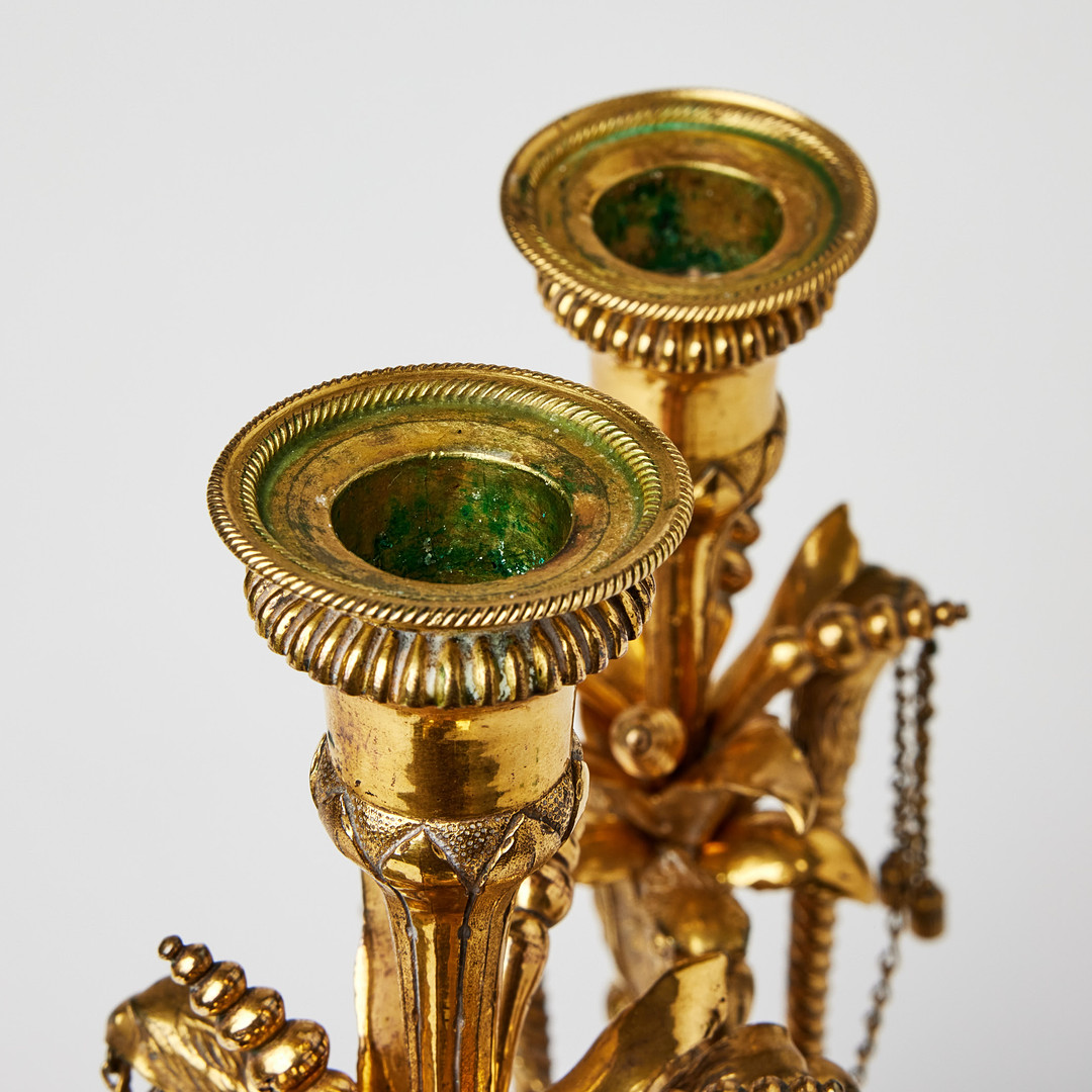 LJUSSTAKAR, ett par, östersjöarbeten omkring 1800, brännförgylld brons.