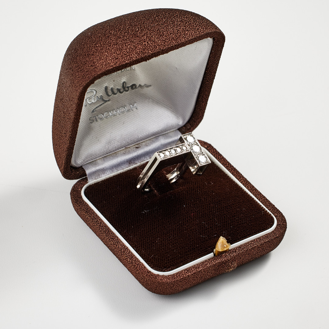 REY URBAN, ring, 18 k vitguld, dekor av 11 briljantslipade diamanter, totalt ca 0,71 ct, Stockholm 1974.