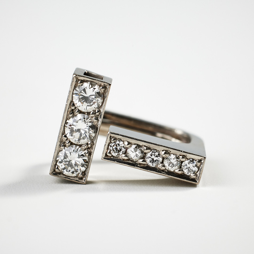REY URBAN, ring, 18 k vitguld, dekor av 11 briljantslipade diamanter, totalt ca 0,71 ct, Stockholm 1974.