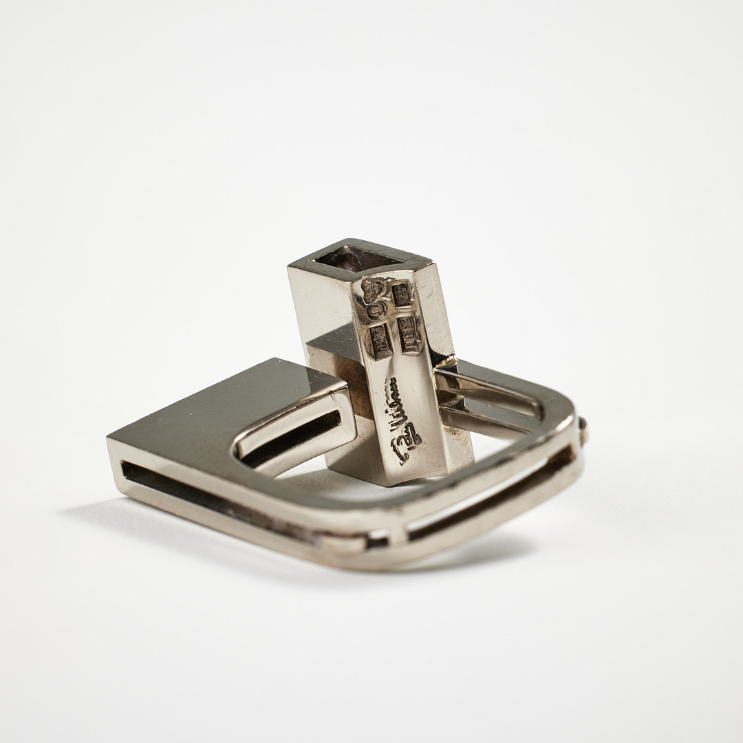 REY URBAN, ring, 18 k vitguld, dekor av 11 briljantslipade diamanter, totalt ca 0,71 ct, Stockholm 1974.