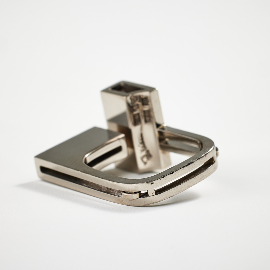 REY URBAN, ring, 18 k vitguld, dekor av 11 briljantslipade diamanter, totalt ca 0,71 ct, Stockholm 1974.