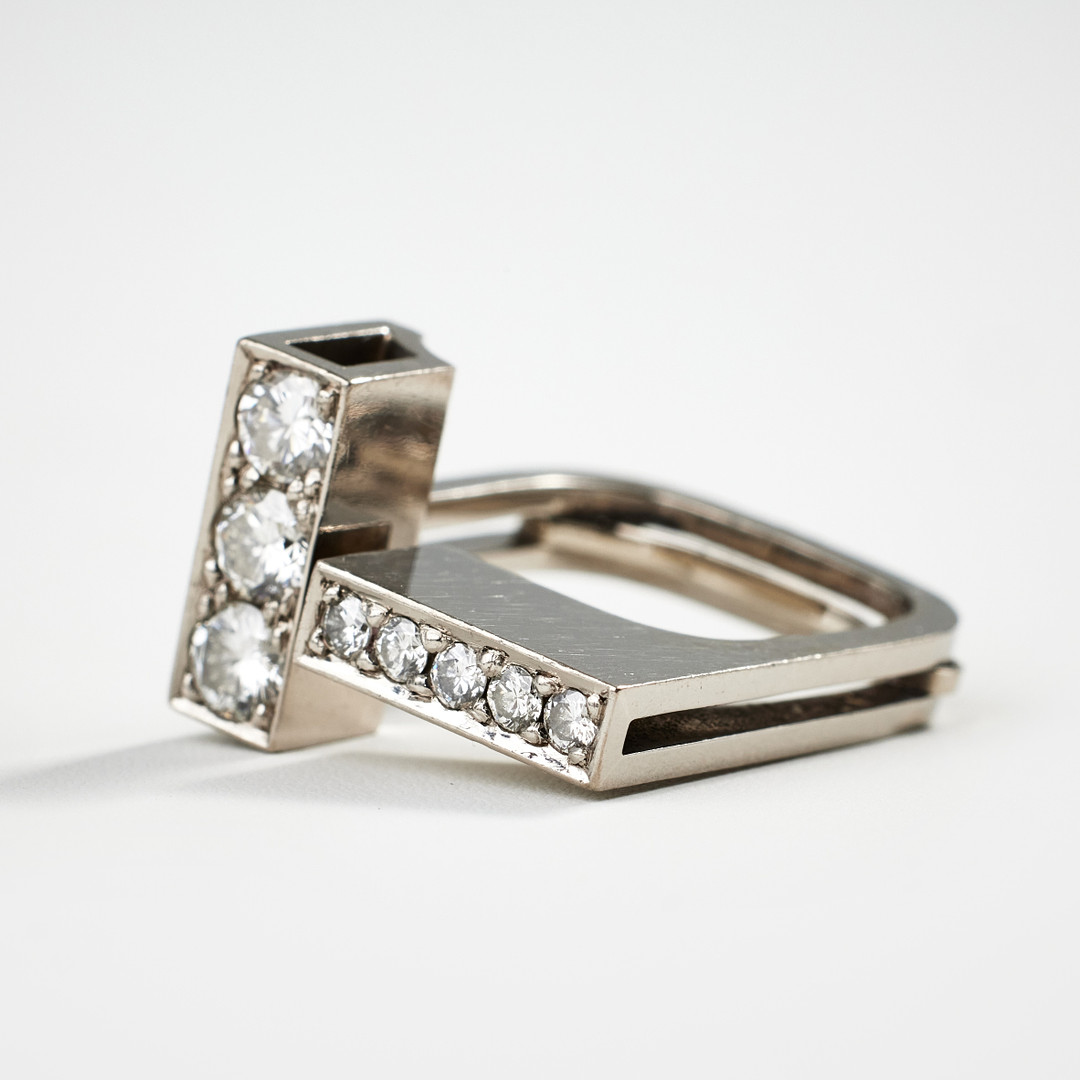REY URBAN, ring, 18 k vitguld, dekor av 11 briljantslipade diamanter, totalt ca 0,71 ct, Stockholm 1974.