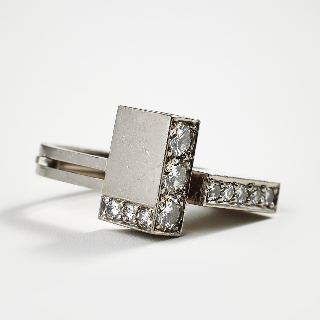 REY URBAN, ring, 18 k vitguld, dekor av 11 briljantslipade diamanter, totalt ca 0,71 ct, Stockholm 1974.