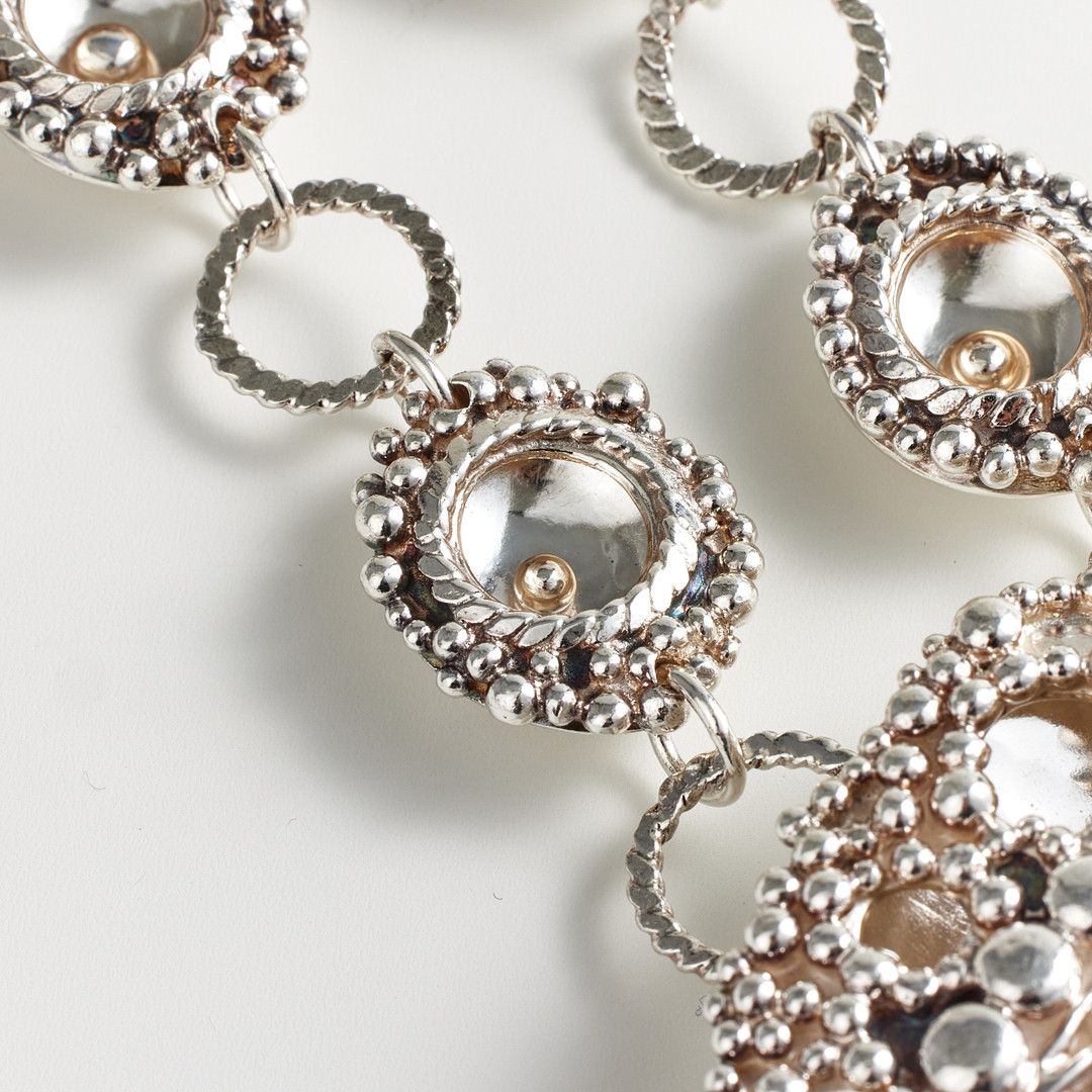 ROSA TAIKON OCH BERND JANUSCH, collier, sterlingsilver, Trollbäcken 1971, genombrutet skålformat hänge med intrikat dekor av granulater, halskedja med tvinnad tråd samt skålformade mellandelar.