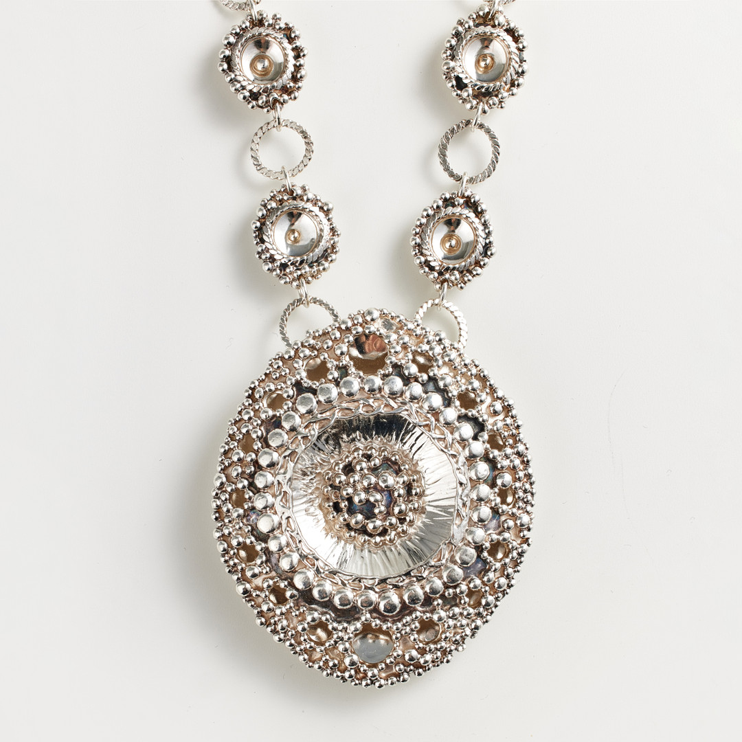 ROSA TAIKON OCH BERND JANUSCH, collier, sterlingsilver, Trollbäcken 1971, genombrutet skålformat hänge med intrikat dekor av granulater, halskedja med tvinnad tråd samt skålformade mellandelar.