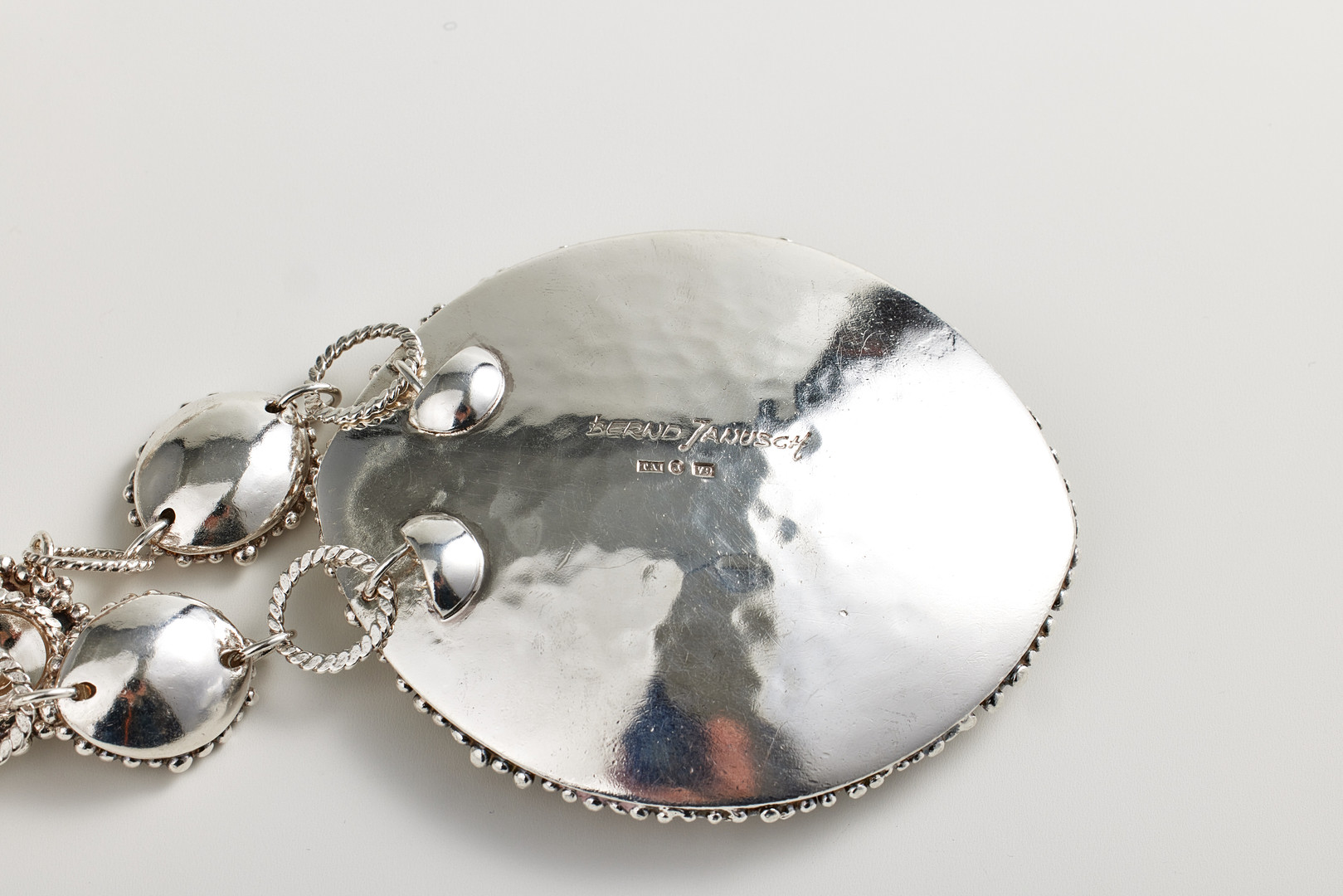 ROSA TAIKON OCH BERND JANUSCH, collier, sterlingsilver, Trollbäcken 1971, genombrutet skålformat hänge med intrikat dekor av granulater, halskedja med tvinnad tråd samt skålformade mellandelar.