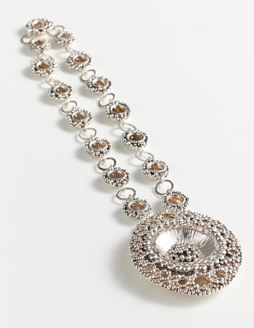ROSA TAIKON OCH BERND JANUSCH, collier, sterlingsilver, Trollbäcken 1971, genombrutet skålformat hänge med intrikat dekor av granulater, halskedja med tvinnad tråd samt skålformade mellandelar.