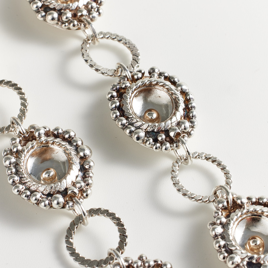 ROSA TAIKON OCH BERND JANUSCH, collier, sterlingsilver, Trollbäcken 1971, genombrutet skålformat hänge med intrikat dekor av granulater, halskedja med tvinnad tråd samt skålformade mellandelar.