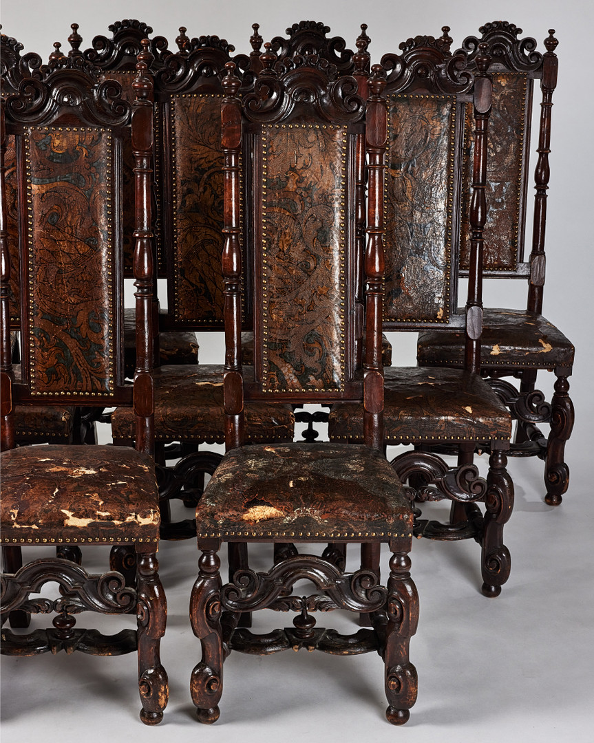 KRONSTOLAR, tolv stycken, karolinsk barock, Sverige omkring år 1700, träskuren dekor, varav en brännmärkt HGK (Husgerådskammaren).