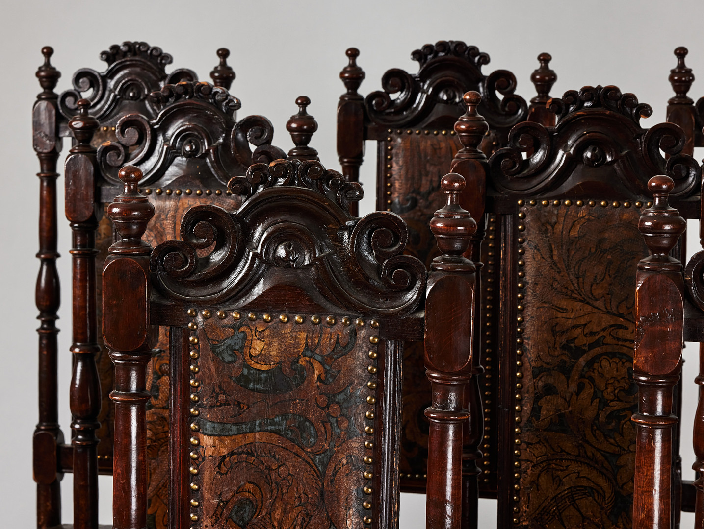 KRONSTOLAR, tolv stycken, karolinsk barock, Sverige omkring år 1700, träskuren dekor, varav en brännmärkt HGK (Husgerådskammaren).