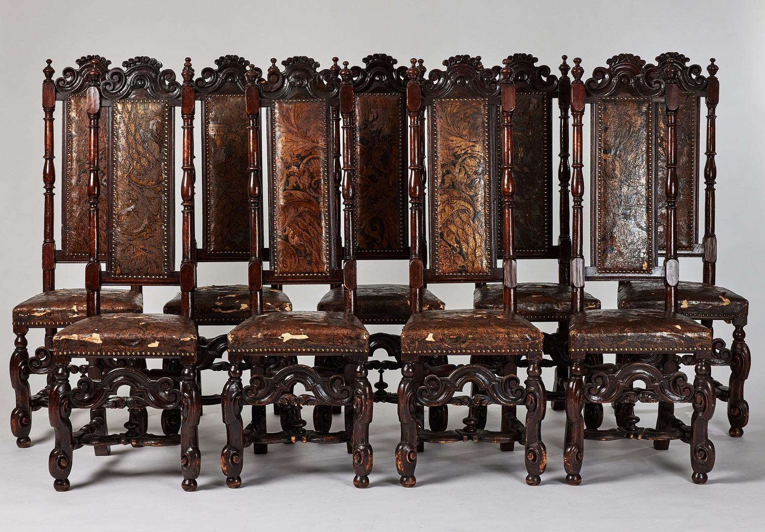 KRONSTOLAR, tolv stycken, karolinsk barock, Sverige omkring år 1700, träskuren dekor, varav en brännmärkt HGK (Husgerådskammaren).