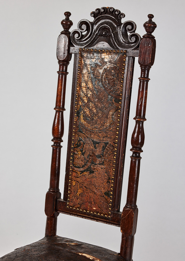 KRONSTOLAR, tolv stycken, karolinsk barock, Sverige omkring år 1700, träskuren dekor, varav en brännmärkt HGK (Husgerådskammaren).