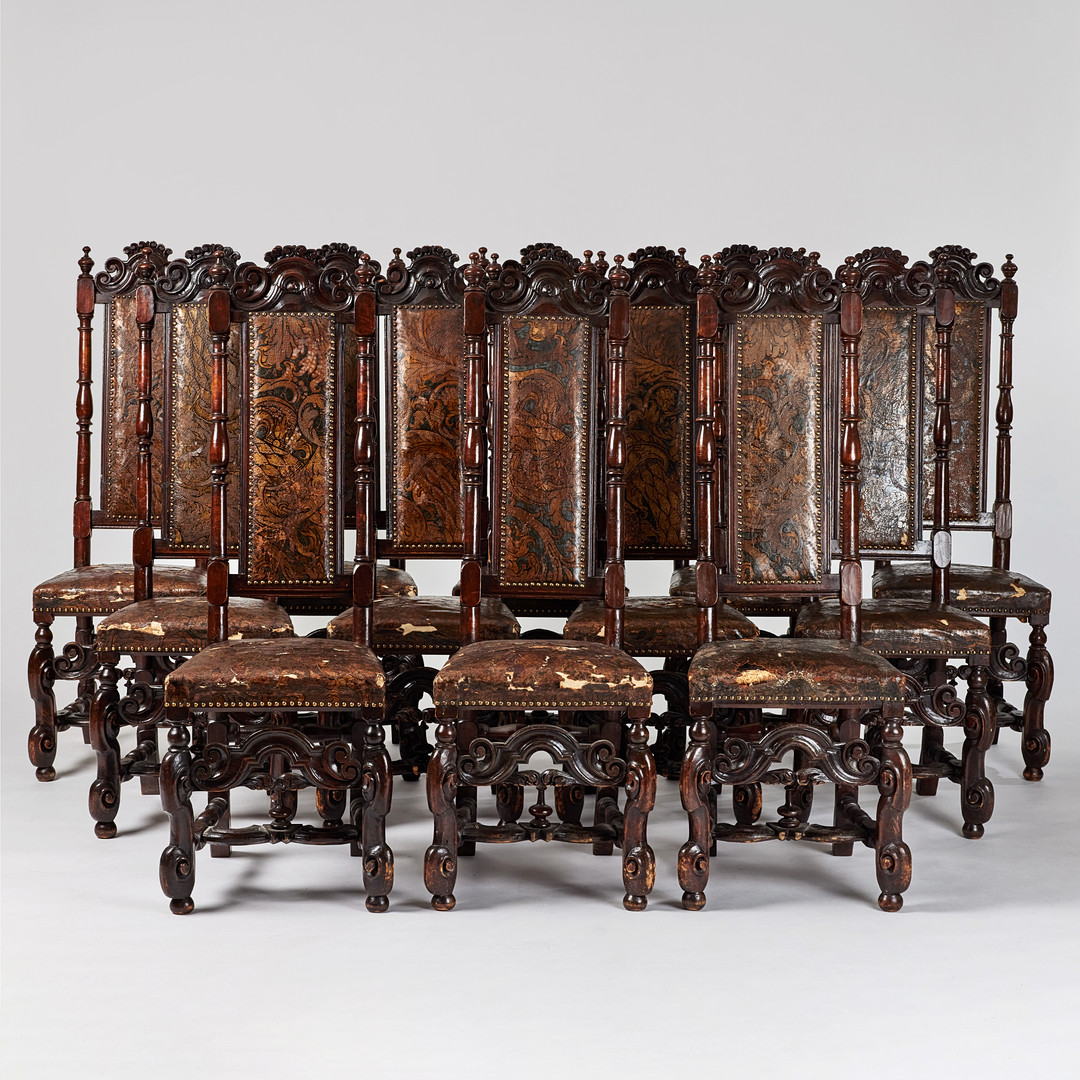 KRONSTOLAR, tolv stycken, karolinsk barock, Sverige omkring år 1700, träskuren dekor, varav en brännmärkt HGK (Husgerådskammaren).