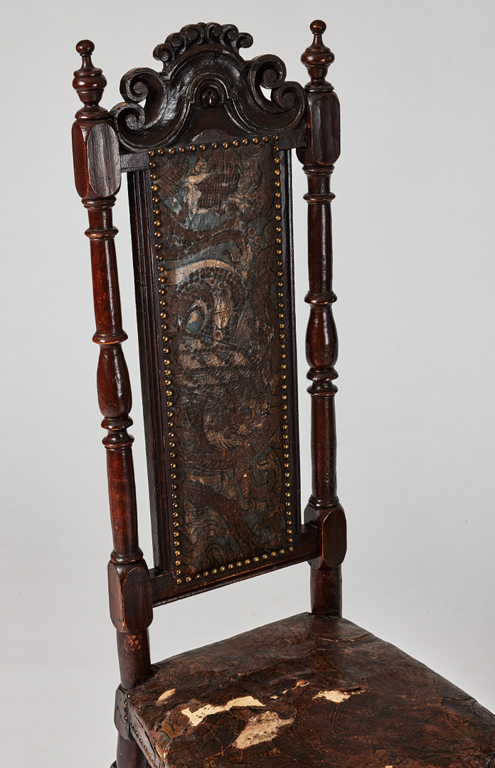 KRONSTOLAR, tolv stycken, karolinsk barock, Sverige omkring år 1700, träskuren dekor, varav en brännmärkt HGK (Husgerådskammaren).