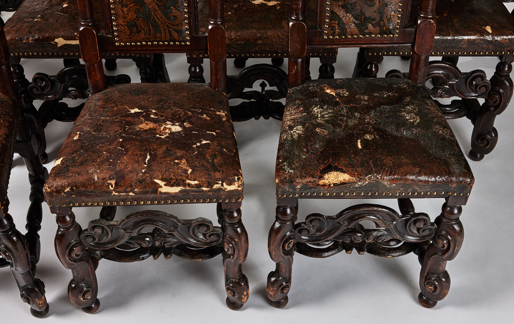 KRONSTOLAR, tolv stycken, karolinsk barock, Sverige omkring år 1700, träskuren dekor, varav en brännmärkt HGK (Husgerådskammaren).