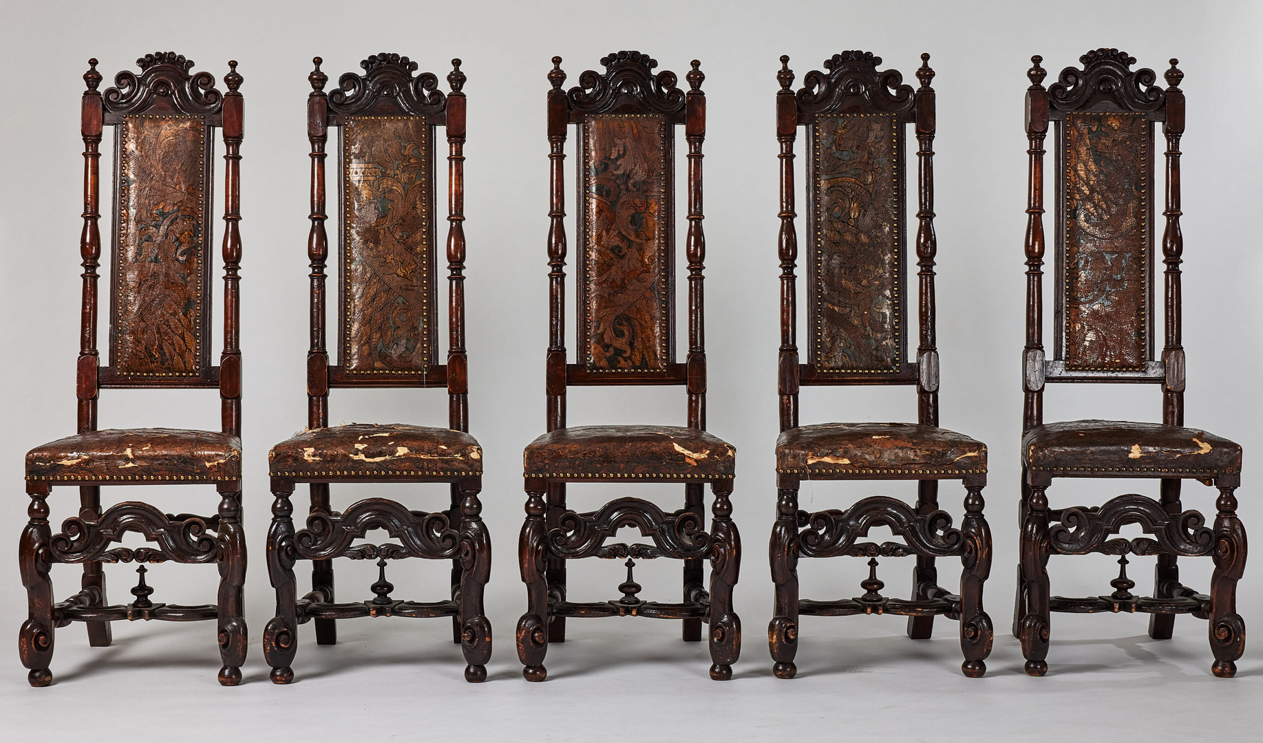 KRONSTOLAR, tolv stycken, karolinsk barock, Sverige omkring år 1700, träskuren dekor, varav en brännmärkt HGK (Husgerådskammaren).