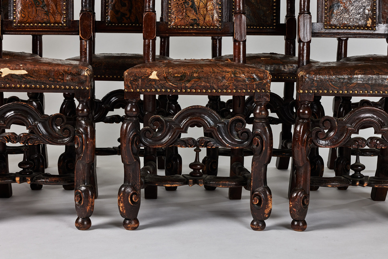 KRONSTOLAR, tolv stycken, karolinsk barock, Sverige omkring år 1700, träskuren dekor, varav en brännmärkt HGK (Husgerådskammaren).