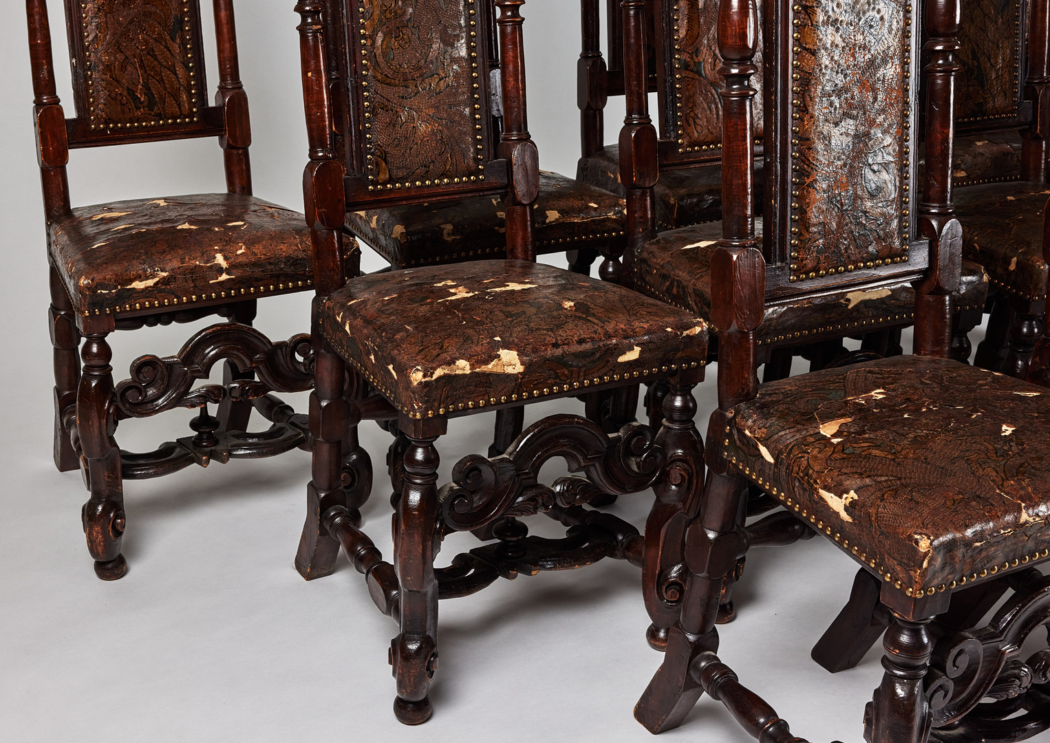 KRONSTOLAR, tolv stycken, karolinsk barock, Sverige omkring år 1700, träskuren dekor, varav en brännmärkt HGK (Husgerådskammaren).