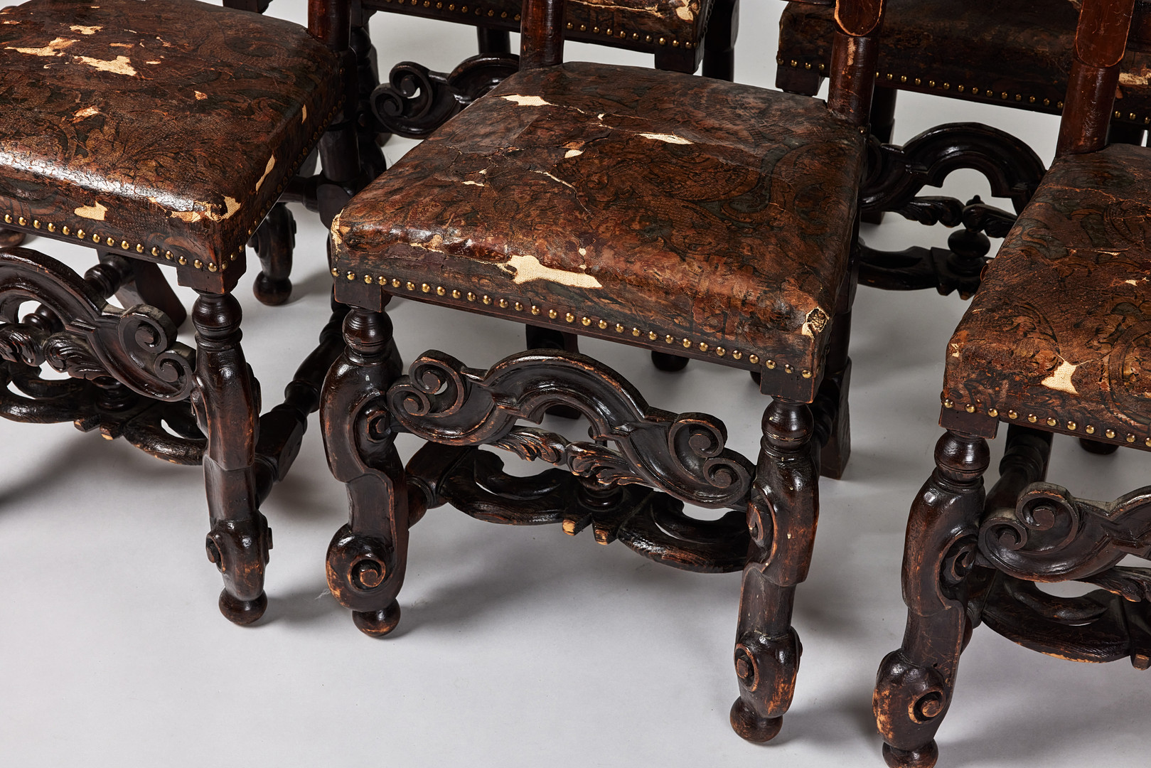 KRONSTOLAR, tolv stycken, karolinsk barock, Sverige omkring år 1700, träskuren dekor, varav en brännmärkt HGK (Husgerådskammaren).