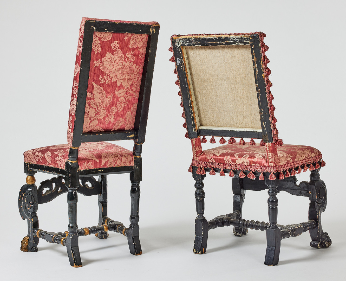 STOLAR FRÅN GEDDEHOLM, två par, karolinsk barock, Sverige omkring år 1700, träskuren dekor.