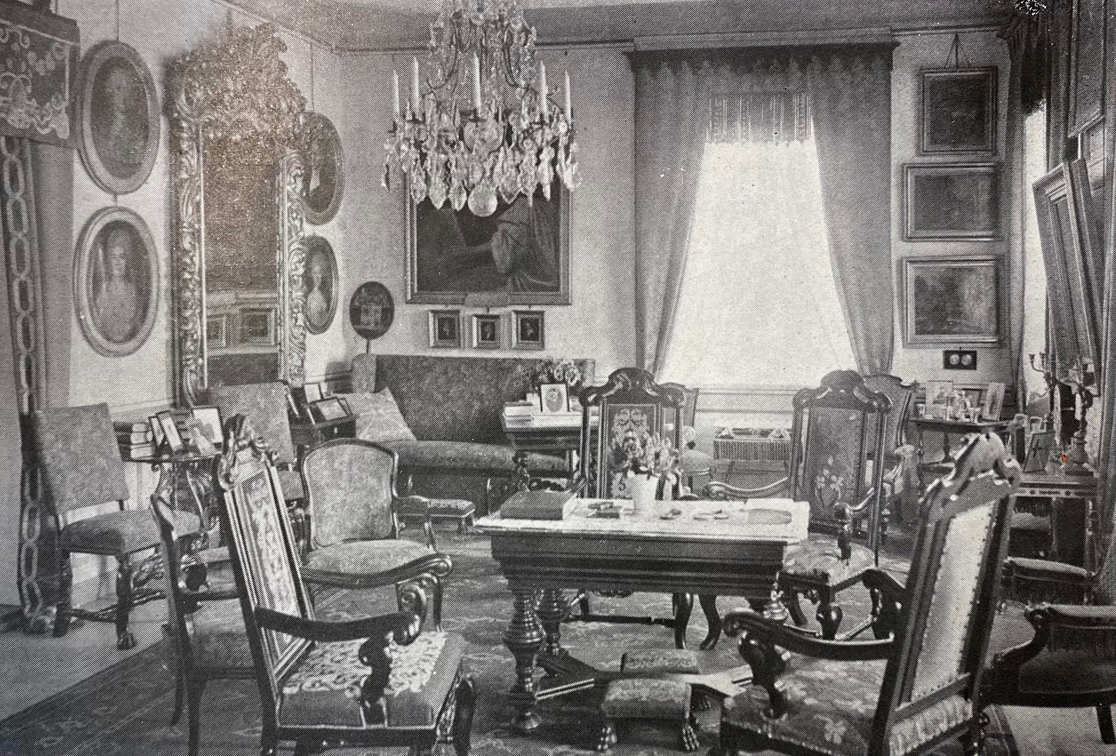 STOLAR FRÅN GEDDEHOLM, två par, karolinsk barock, Sverige omkring år 1700, träskuren dekor.