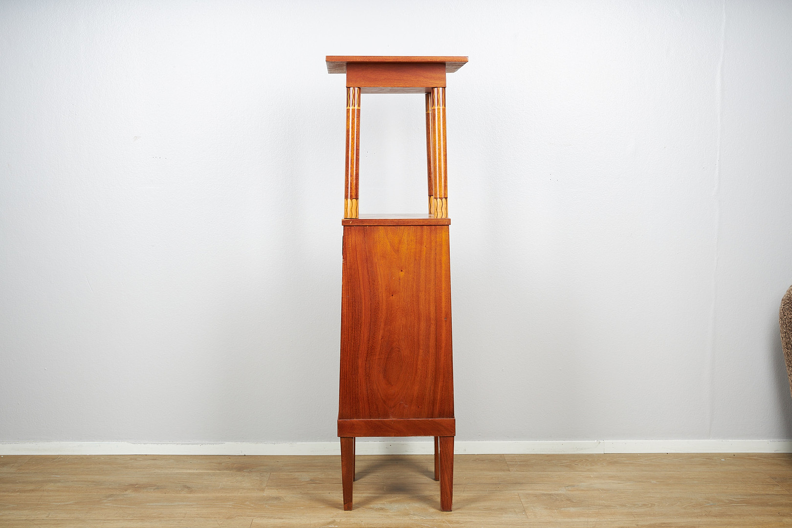 PIEDESTAL/SKÅP, Jugend, tidigt 1900-tal. Mahogany med intarsia och mässingsbeslag.