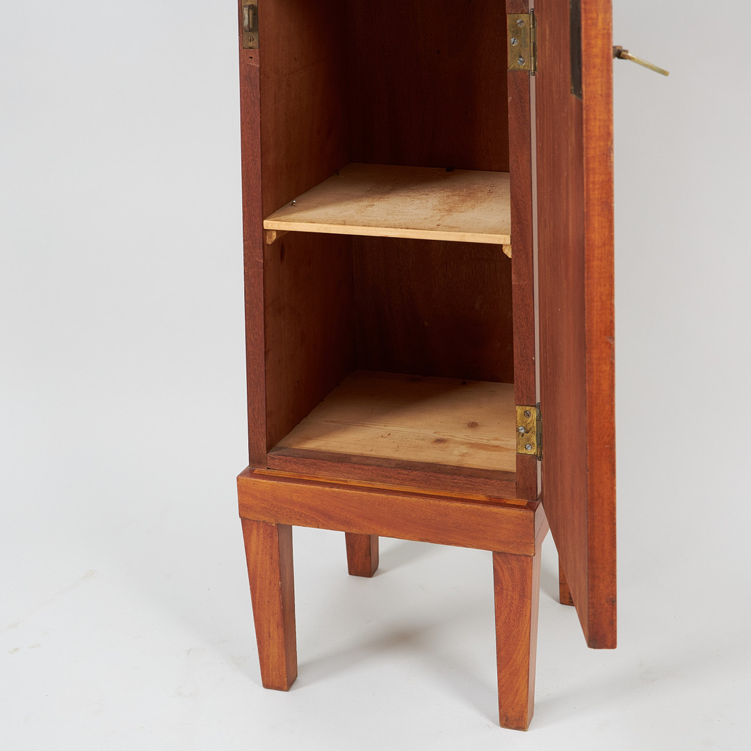 PIEDESTAL/SKÅP, Jugend, tidigt 1900-tal. Mahogany med intarsia och mässingsbeslag.