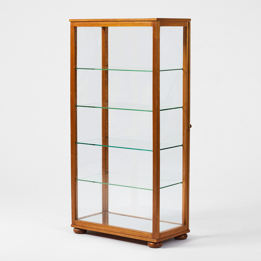JOSEF FRANK. Vitrinskåp, Firma Svenskt Tenn. modellnummer 649, mahogny, fyra lösa glashyllor, botten med spegelglas.
