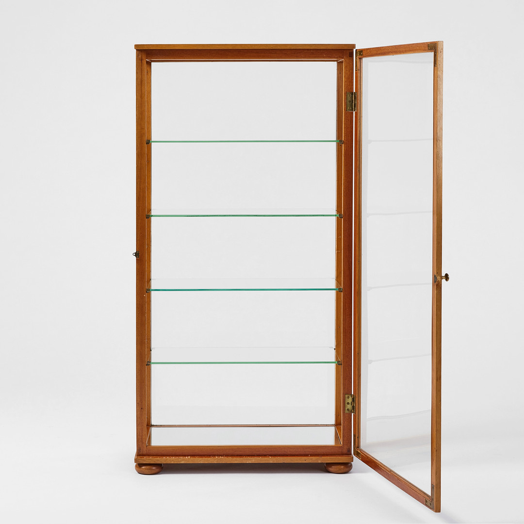 JOSEF FRANK. Vitrinskåp, Firma Svenskt Tenn. modellnummer 649, mahogny, fyra lösa glashyllor, botten med spegelglas.